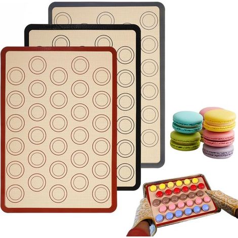 Lot de 3 tapis de cuisson pour macarons en silicone antiadhésif avec cercles de mesure (42 x 29,5 cm). Idéal pour la confection de macarons, biscuits et pizzas. Disponible en rouge, gris et noir. (1/5)