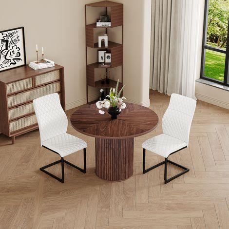 Ensemble table et chaises. Table à manger ronde en MDF noyer de 100 cm avec pieds cylindriques et design à fixation par Velcro, avec 2 chaises de salle à manger blanches à motif losange sur le dossier