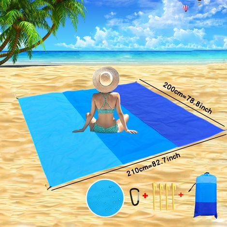 Tapis de plage tricolore à dégradé bleu (200 × 210 cm) — Couverture de pique-nique portable, pliable, résistante au sable et à l'humidité — Couverture de pique-nique imperméable en polyester avec poch (1/5)