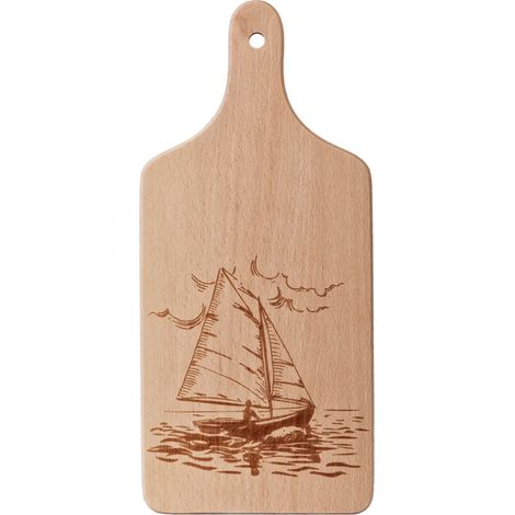 Tabla de cortar de madera con un velero grabado. (1/3)
