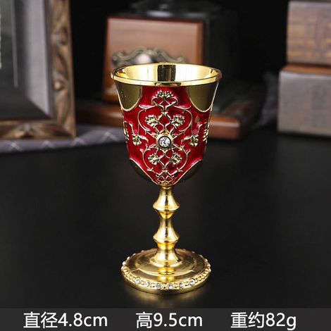 Verre à pied incrusté de diamants (or et rouge), exhalant un luxe subtil