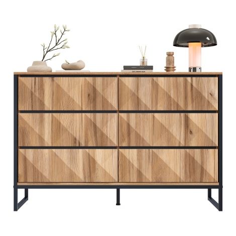La credenza e la cassettiera sono caratterizzate da una combinazione di tonalità nere e legno naturale, gambe in metallo e ante a rilievo. (1/5)