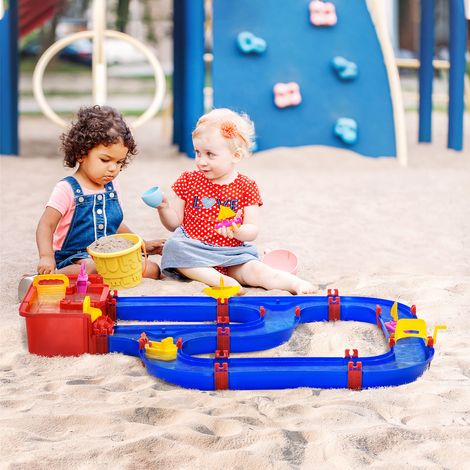 Juego acuático de 53 piezas con agua y arena, circuito acuático para niños de 3 a 6 años con accesorios y piezas modulares, en PP, 123x90x7cm, azul y rojo.