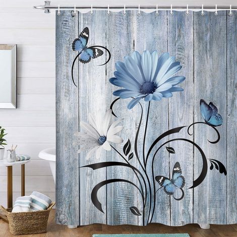 Der Duschvorhang im Landhausstil mit Blumenmuster, verziert mit blauen Gänseblümchen und Schmetterlingen, misst 47 x 64 Zoll und enthält 12 Haken – kompatibel mit Standardstangen.