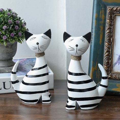 Deux figurines de chats en matière naturelle à rayures noires et blanches, idéales à placer dans le salon, sur un meuble TV ou sur un bureau. (1/5)