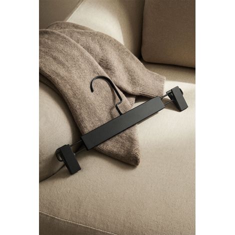 Pack de 6 cintres avec pince en bois et acier Rita SKLUM Noir