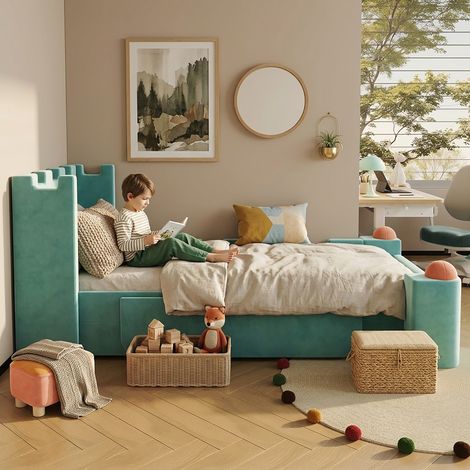 Lit enfant capitonné 90x200 cm, velours français bleu canard, motif château, tablettes latérales rabattables, tiroir de rangement, coussins moelleux anti-choc, literie simple pour chambre enfant. (1/5)