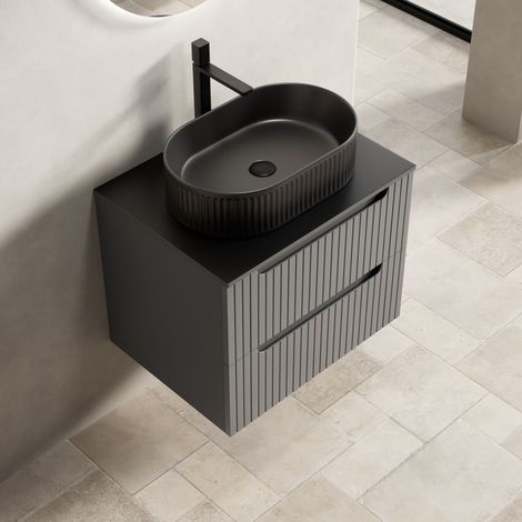 Mobile da bagno sospeso da 60 cm con lavabo ovale nero, piano in pietra sinterizzata nera, armadietto in multistrato a strisce con 2 cassetti, preassemblato, colore grigio scuro (1/5)
