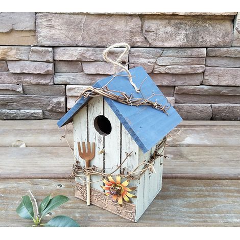Décorations en bois et formes de nichoirs Des costumes durables, respectueux de l'environnement et utiles (1/5)