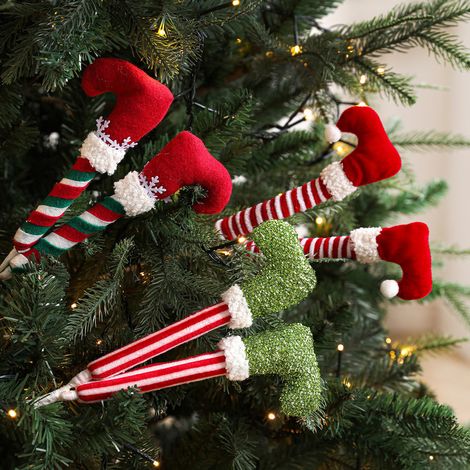 Weihnachtsartikel: ein 38 cm langer, astförmiger Haken, Stiefel, ein Plüschtier, eine Aufziehfeder und Weihnachtsdekorationen.