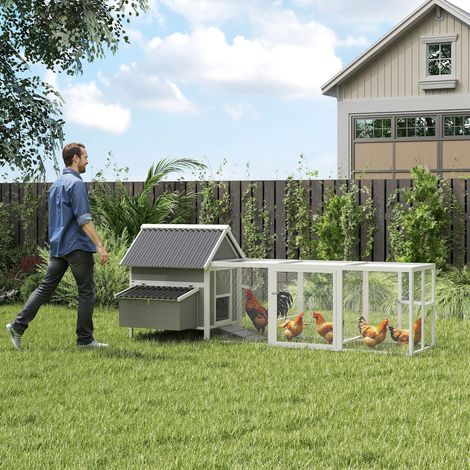 Grand poulailler pour 7 à 10 poules, avec perchoirs, balançoire, fenêtres, pondoirs, grillage, gris.