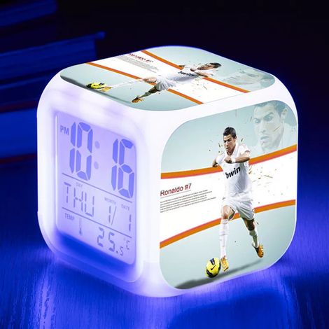 Coupe du Monde de la FIFA – Réveil numérique à l'effigie de Ronaldo (C), lumière multicolore