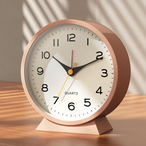 Réveil analogique 4,5 pouces, petite horloge rétro de bureau à piles, réveil métal silencieux avec veilleuse pour salon, chambre, chevet, étagère rose (1/5)