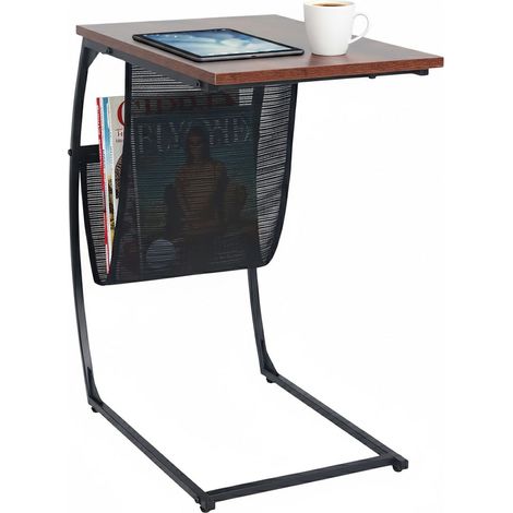 Mesa auxiliar en forma de C con revistero y superficie con efecto madera.