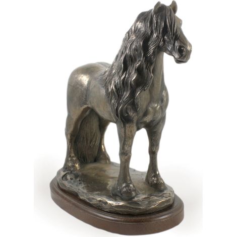 Cheval Frison II - une statuette représentant un cheval, une silhouette de cheval sur bois, un prix prestigieux du concours de la marque Art-Dog (1/5)