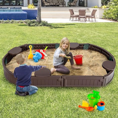 COSTWAY Bac à Sable Enfant Ovale 183x105x21 cm en Plastique avec Housse de Protection Etanche Bâche Intégrée Sièges Doublure Marron (1/5)