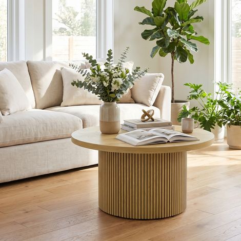 Table basse ronde bois piètement cannelé style moderne effet bois naturel. Table basse ronde pour votre salon, naturelle et design. (1/5)