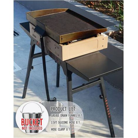 Schwarze Materialien: Backform aus Metall und Kunststoff, Fettauffangschale, Blackstone-Kartonverpackung. (1/5)