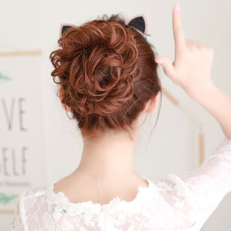 Perruque Chignon Bouclé Brun Clair - Coiffure Ondulée Naturelle pour Femme, Idéale pour Sortie Quotidienne et Look Élégant (1/5)