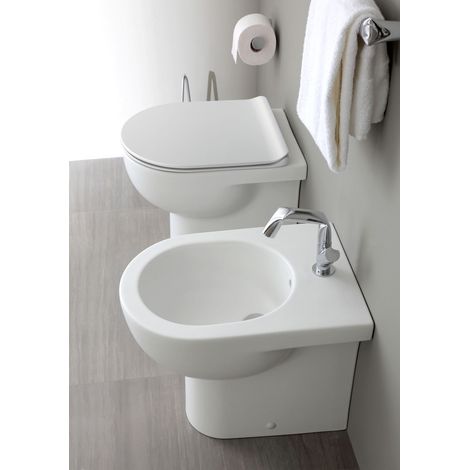 Sanitari Quick filomuro senza brida cm. 51x36 con sedile sottile