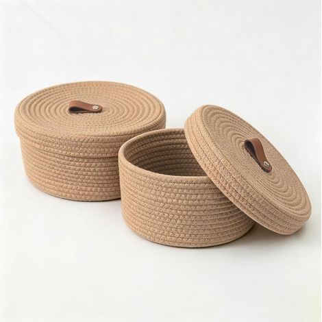 Lot de 2 paniers de rangement en corde de coton avec couvercle – 28 × 16,5 cm / 23 × 12,5 cm - Panier tressé décoratif avec pompon coloré - Panier d'étagère pour salon et chambre à coucher - Set de (1/5)