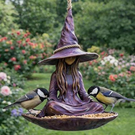 Mangeoire à oiseaux de jardin en méditation – Statue de sorcière créative avec corde de suspension et chapeau violet pour jardin zen extérieur, mangeoires à suspendre en résine pour extérieur (1/5)