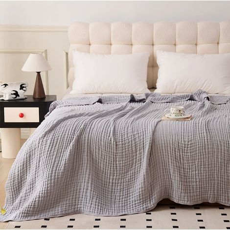 Cette couverture en pur coton gris clair, lavable et respirante, convient parfaitement aux canapés, aux lits, aux fauteuils inclinables ou pour se détendre à la maison. (1/5)