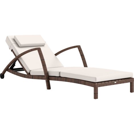 Chaise longue en résine tressée marron et beige avec dossier réglable, roulettes et coussin pour un bain de soleil confortable (1/5)