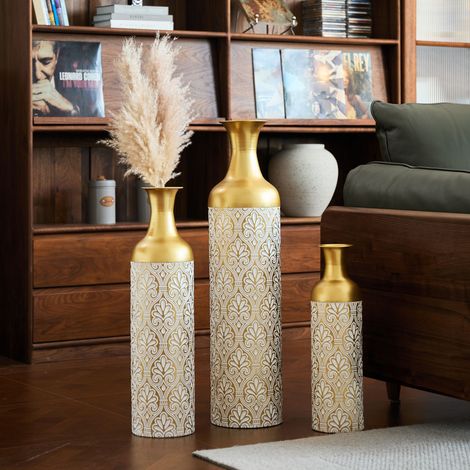Grandes jardinières dorées 3 pièces (50/66/83 cm) – Vases décoratifs en métal à motif floral, cache-pots pour plantes d’intérieur, style vintage pour salon, entrée et bureau. (1/5)