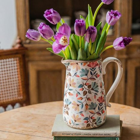 Vintage Keramikvase mit farbenfroher Blumendekoration und Henkel, ideal für die Inneneinrichtung, rustikales Tischgesteck, 23 cm (9 Zoll). (1/4)