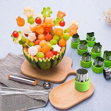 Lot de 12 emporte-pièces en acier inoxydable, formes variées (légumes, fruits, biscuits), pour la pâtisserie et la décoration culinaire des enfants. (1/5)