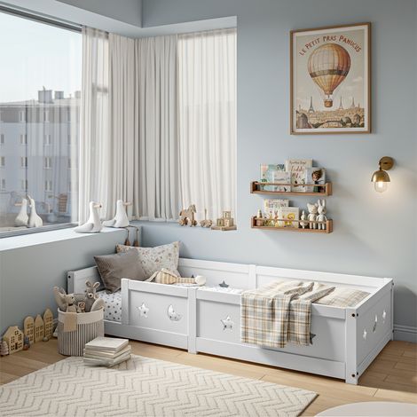 Cama infantil individual evolutiva 90 x 200 cm, con barrera de seguridad, motivos de estrellas y luna, diseño Montessori a ras de suelo, estructura de madera maciza, blanco (1/5)