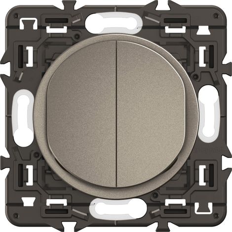 Double interrupteur lumineux Céliane 10AX enjoliveur Titanium avec support et voyant LEGRAND CY3001 (1/4)