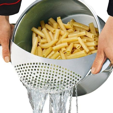 Küchenutensilien: Kochtopf, Sieb, Spaghetti-Sieb aus Edelstahl, Gemüsesieb und Abtropfsieb (1/5)