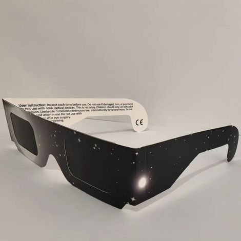 Sonnenfinsternisbrillen (8er-Pack) - Schutzbrillen gemäß ISO 12312-2:2015 und CE-zertifiziert, geeignet für die direkte Beobachtung der Sonne (schwarzes Sternenhimmel-Design)