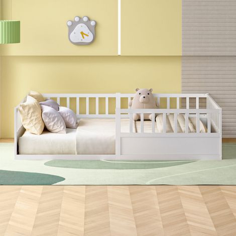 Lit enfant Montessori 140x200 cm en pin massif naturel avec barrière anti-chute, sommier à lattes et côté ouvert - Blanc (1/5)