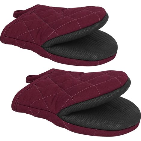 Un par de mini guantes de cocina, resistentes al calor, de color rojo oscuro. (1/3)