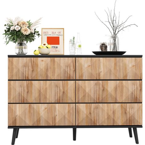 Le buffet et la commode se caractérisent par une combinaison de tons noirs et de bois naturel ainsi que par des portes en relief. (1/5)