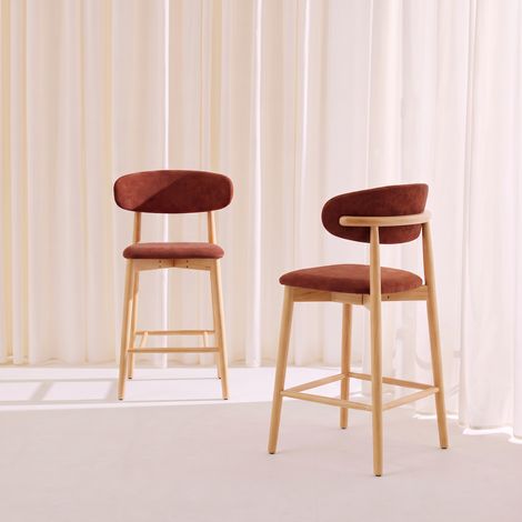 Lot de 2 tabourets de bar en bois d'hévéa naturel et tissu chenille - Paola Naturel / Bordeaux (1/5)