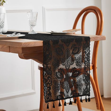 Les nappes et chemins de table en dentelle dégagent une impression d'exclusivité et de luxe. Les nappes décoratives blanches à pompons constituent une nouvelle tendance pour les dîners. Noir 1 (1/3)