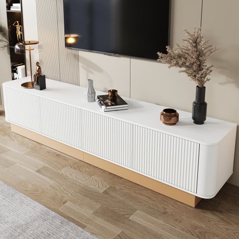 Meuble TV bas Banc TV cannelé style luxe — Modèle à quatre portes offrant un vaste espace de rangement, console multimédia pour salon, étagères réglables, angles arrondis, design moderne et minimalis (1/5)