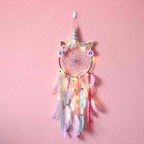 Attrape-rêves LED en forme de licorne violette, idéal comme cadeau d'anniversaire pour les filles ou comme décoration murale pour une chambre d'enfant. (1/5)