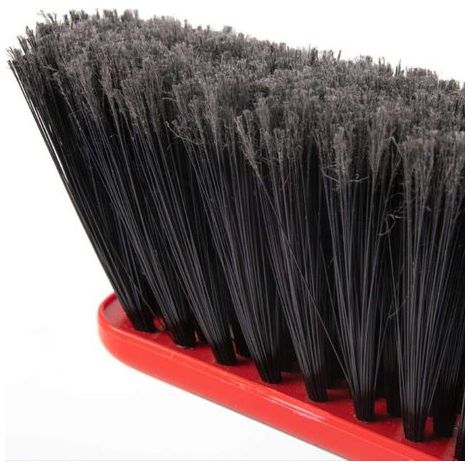 Balai d'intérieur avec tête de brosse rouge, adapté à tous les types de sols. Ses poils à ressort sont fins et efficaces pour nettoyer les joints.