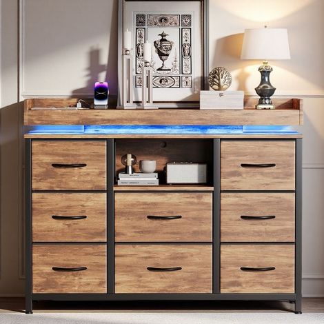 Industriebuffet, Wohnzimmerschrank, Niedriger Buffet mit 8 Schubladen, Kommode mit LED-Beleuchtung und USB, Offene Regale, Stoff+Metall, Braun