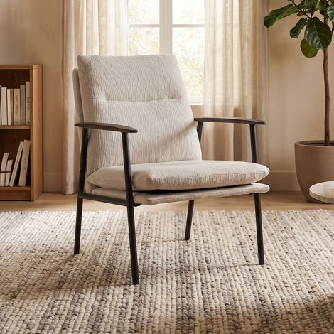 Fauteuil vintage en tissu texturé doux beige, bois marron et noir (1/5)