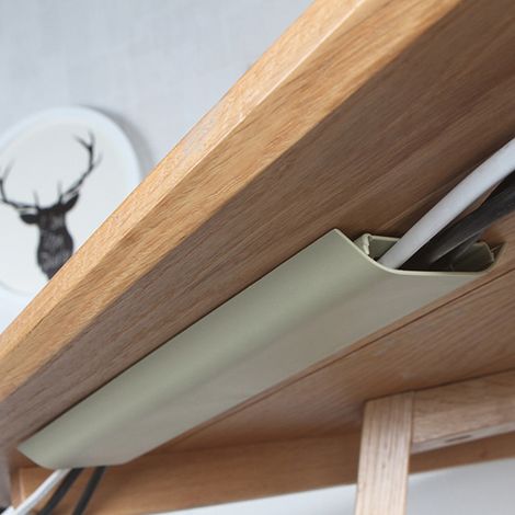 Caja organizadora de cables autoadhesiva para cables de datos, decodificadores y routers. Fabricada en plástico resistente. Dimensiones: 29,5 x 8,5 x 1,2 cm. Incluye adhesivos de montaje. (1/5)