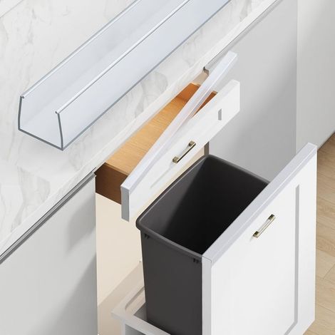 La protection de porte d'armoire ajustée de 18 pouces de long est une protection transparente en plastique flexible pour prévenir l'abrasion, le décollement et la décoloration. (1/5)