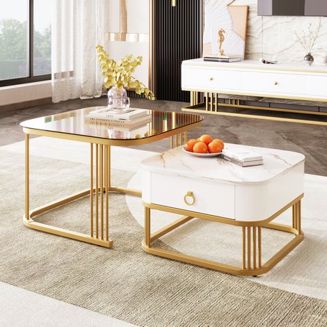 Stapelbarer Couchtisch: glänzende Marmoroptik und teebraune Glasplatte, goldene Akzente, Beistelltisch mit Schubladen. zweiteiliges Set (1/5)