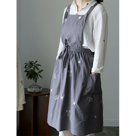 Jupe plissée à fleurs de style japonais, tablier de travail simple et artistique en coton et lin imperméable de style coréen, blouse brodée gris foncé de style coréen pour les cafés de pâtisserie. (1/5)
