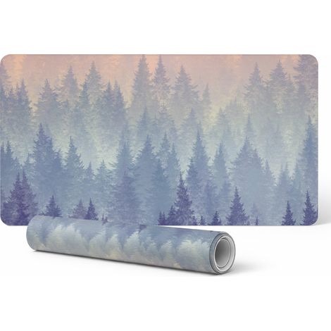Alfombrilla de escritorio de vinilo con un elegante estampado de un panorama de bosque brumoso, 90x45 cm.